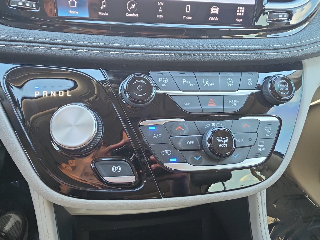Used 2023 Chrysler Pacifica Limited w/ Uconnect Theater Family Group FWD image 19