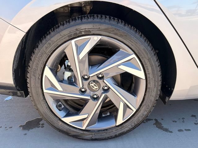 Used 2025 Hyundai Elantra Limited FWD image 6