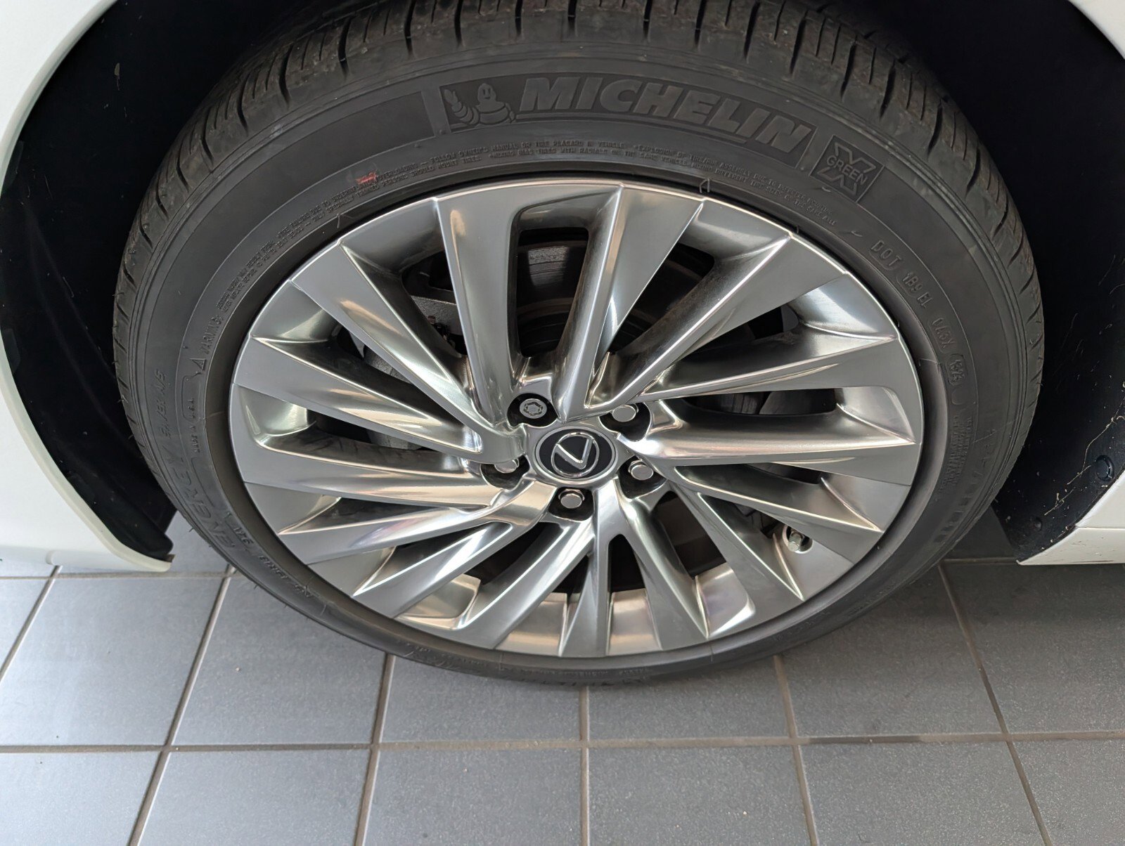 Used 2023 Lexus ES 350 Ultra Luxury w/ Accessory Package (Z2) image 8