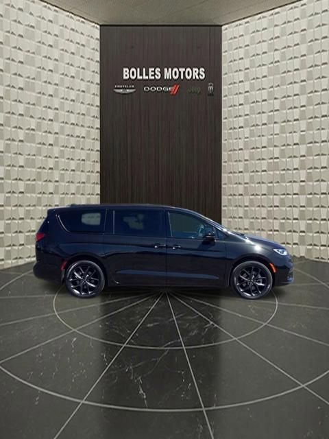 Used 2023 Chrysler Pacifica Touring-L w/ S Appearance Package AWD/4WD image 3