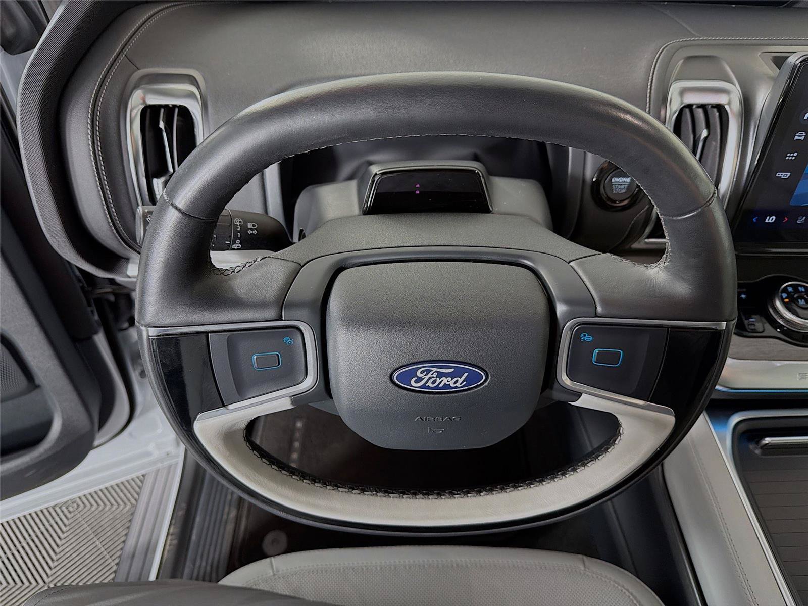 Used 2025 Ford Expedition Platinum AWD/4WD image 3