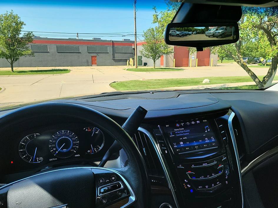 Used 2020 Cadillac Escalade Luxury w/ Escalade Sport Edition AWD/4WD image 25