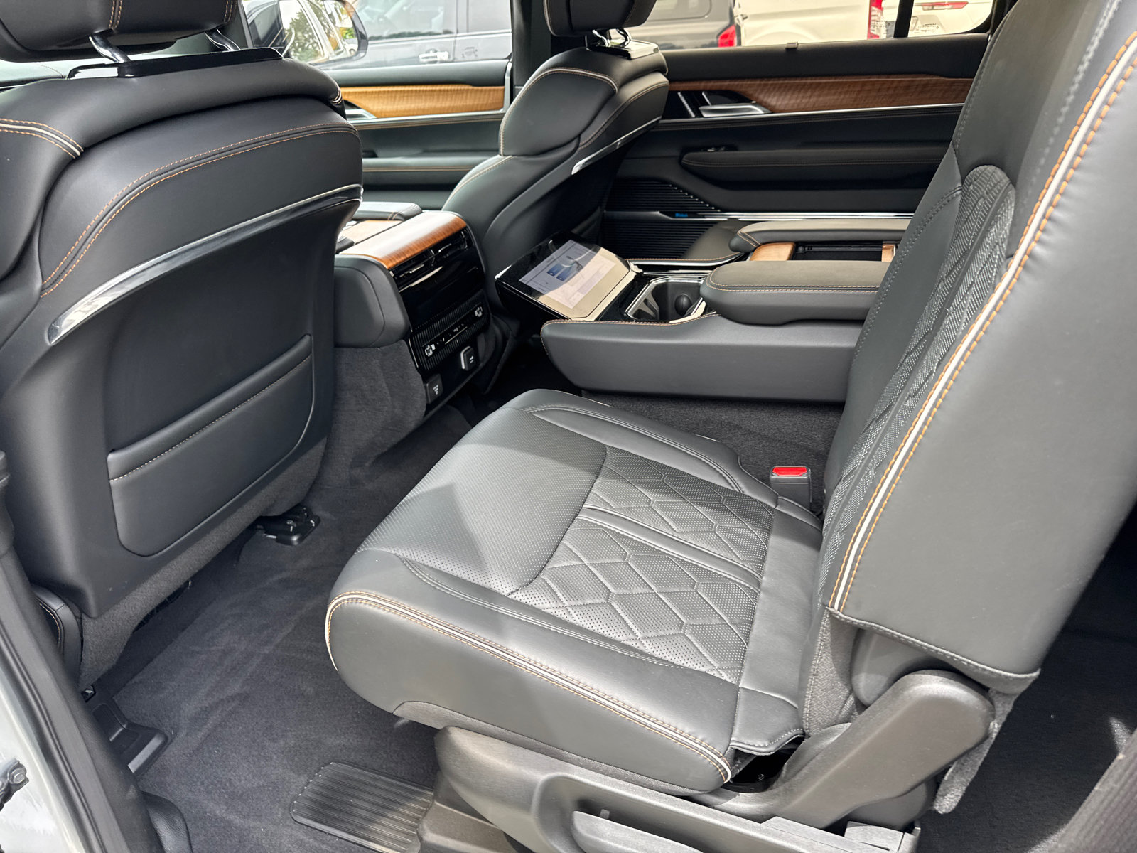 Used 2024 Jeep Grand Wagoneer Series III AWD/4WD image 23