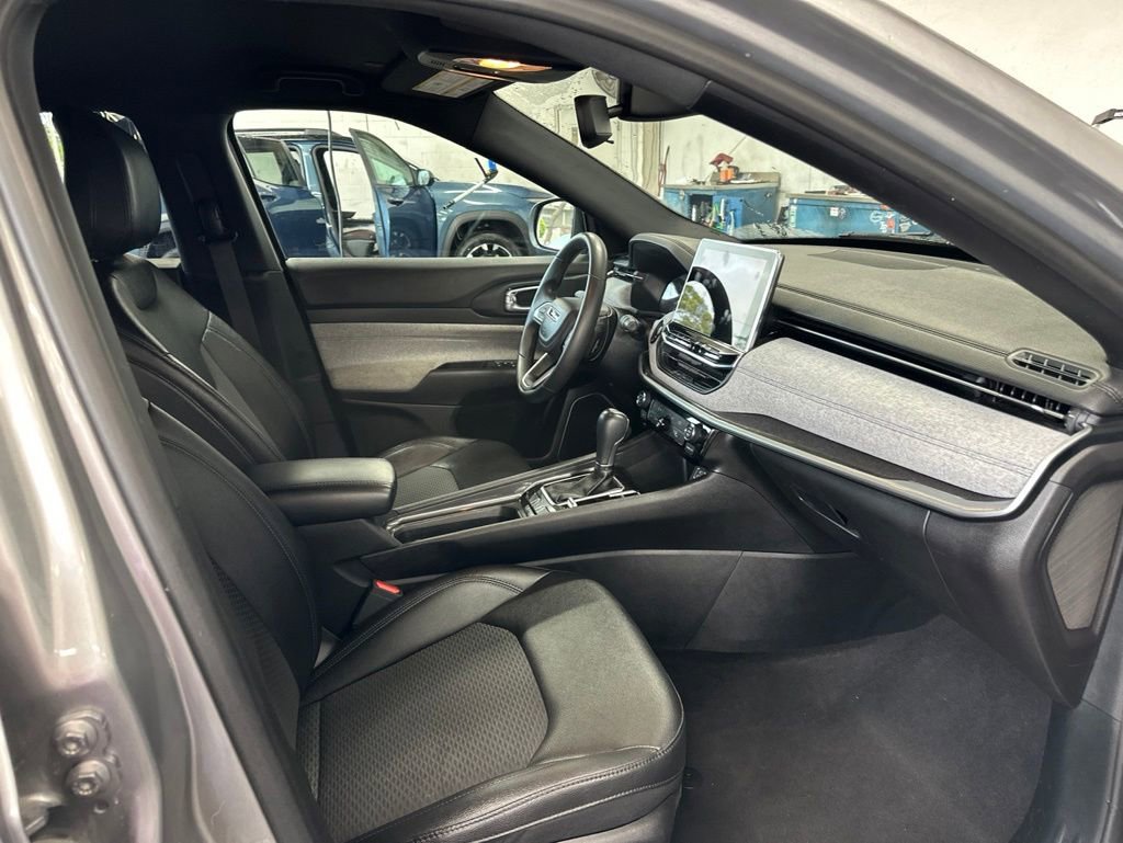 Used 2024 Jeep Compass Latitude AWD/4WD image 3