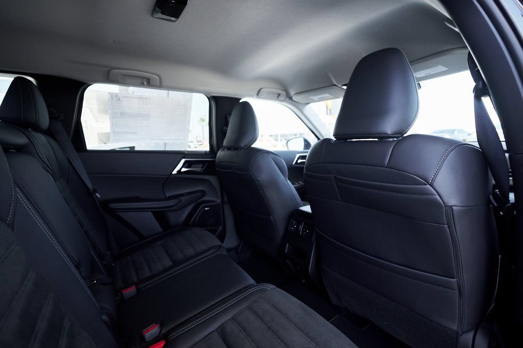 Used 2025 Mitsubishi Outlander SE FWD image 25