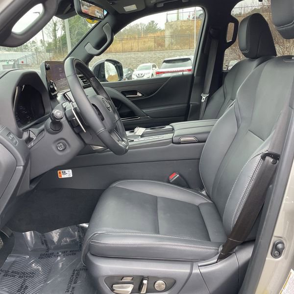 Used 2025 Lexus LX 700h Luxury w/ Appearance Package image 4