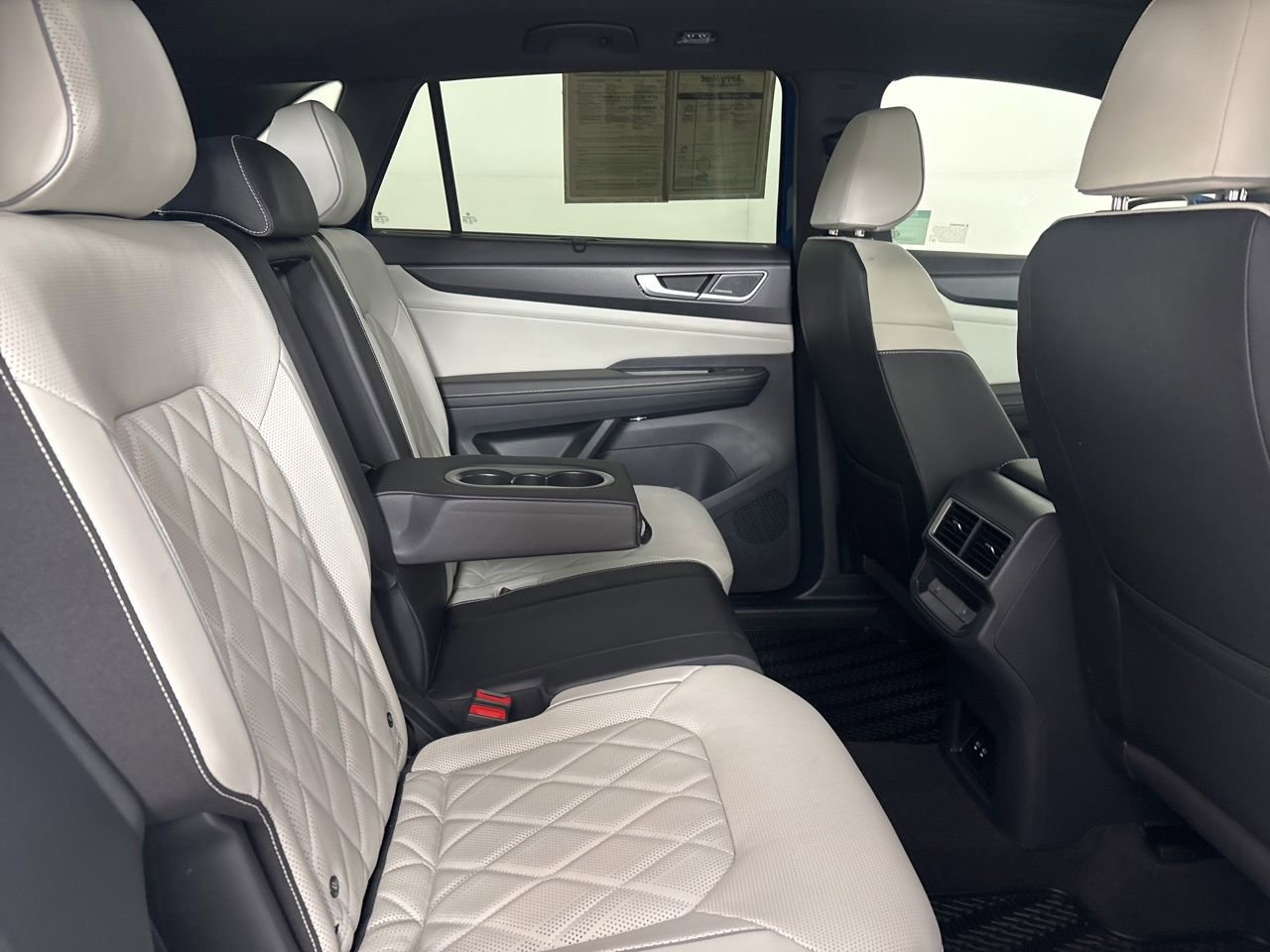 Used 2025 Volkswagen Atlas Cross Sport SEL Premium R-Line image 24