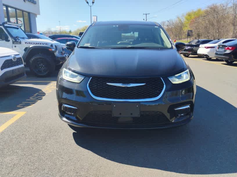 Used 2024 Chrysler Pacifica Touring-L FWD image 3