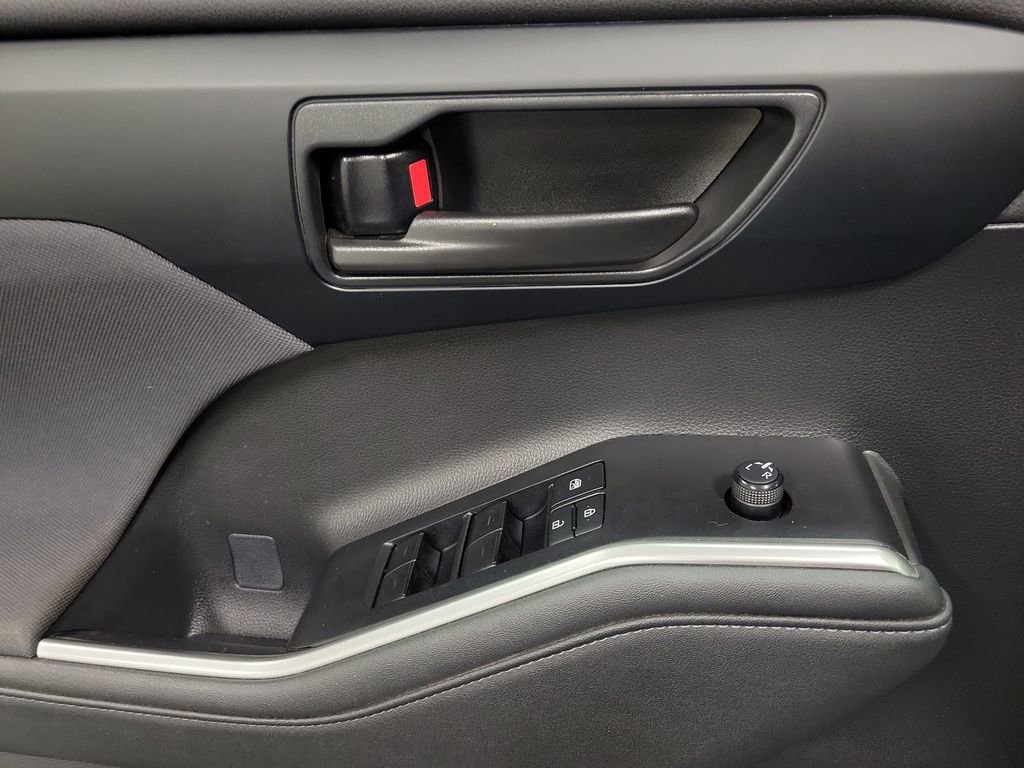 Used 2023 Toyota Highlander LE image 19