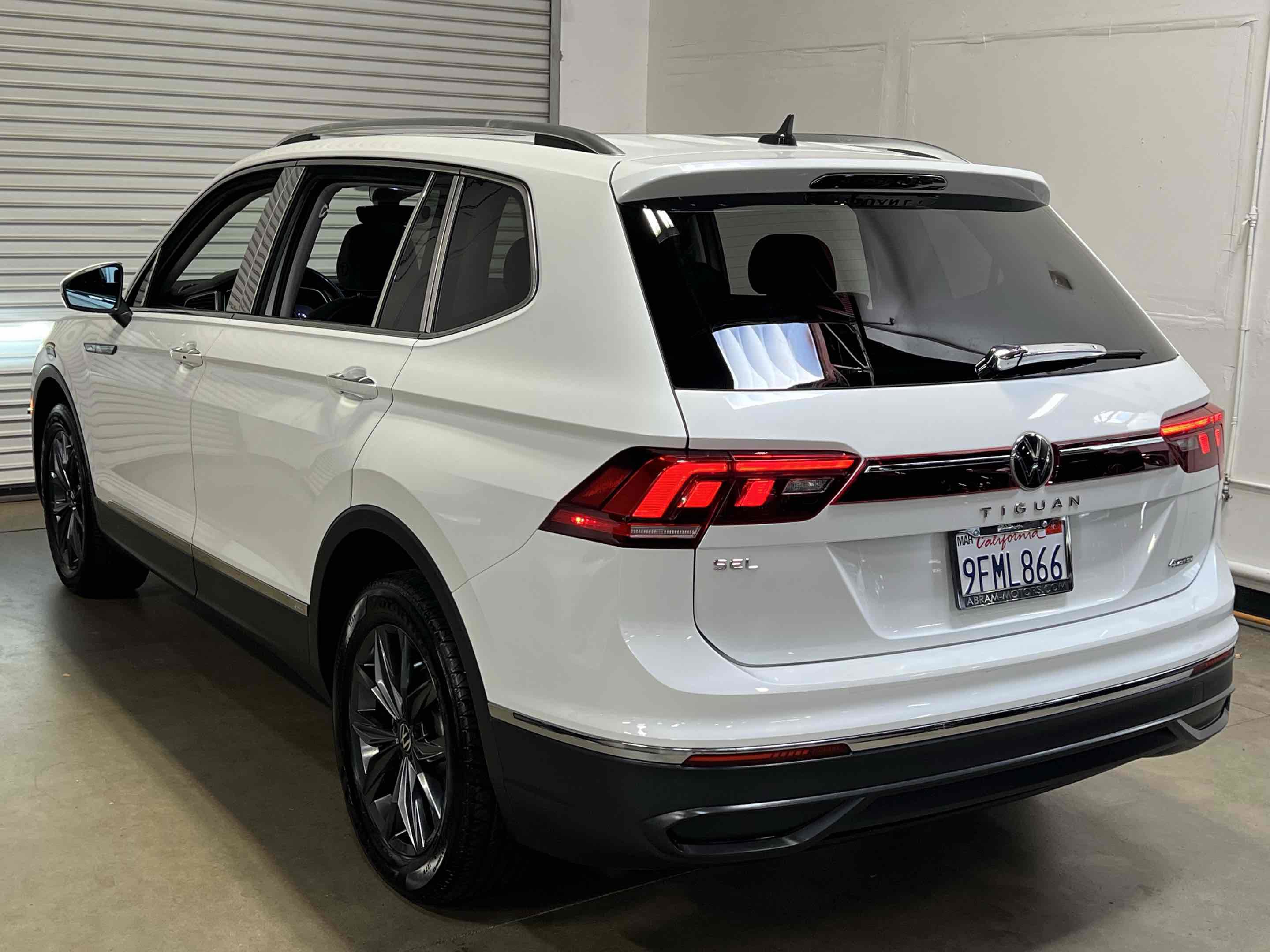 Used 2023 Volkswagen Tiguan SE w/ Panoramic Sunroof Package image 4
