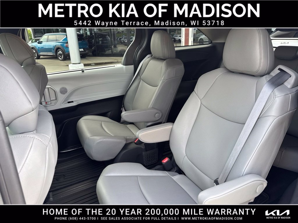 Used 2025 Toyota Sienna XLE AWD/4WD image 36
