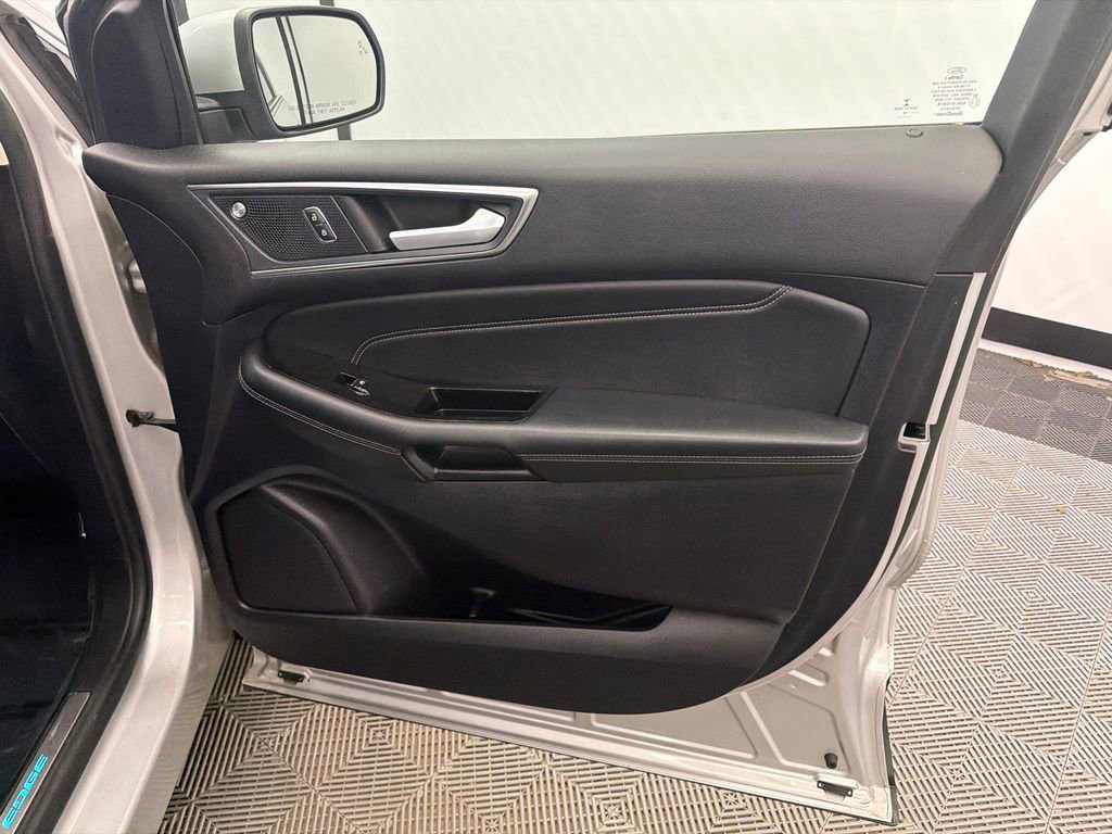 Used 2019 Ford Edge Titanium image 16