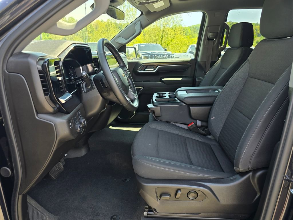 Used 2024 Chevrolet Silverado 1500 LT AWD/4WD image 4