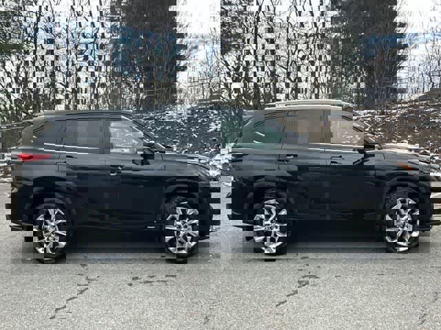 Used 2023 Toyota Highlander Limited image 3