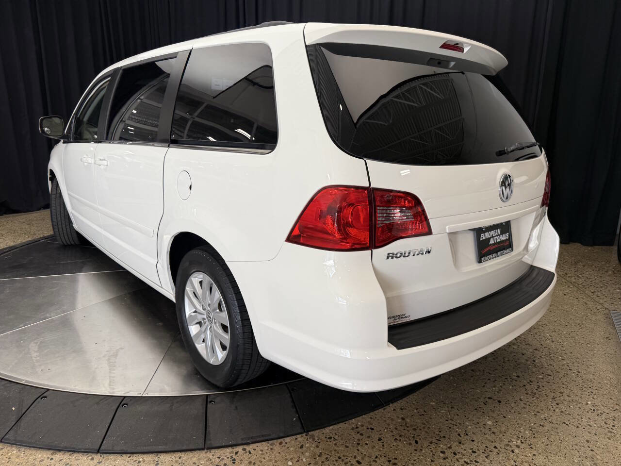 Used 2012 Volkswagen Routan SE FWD image 5