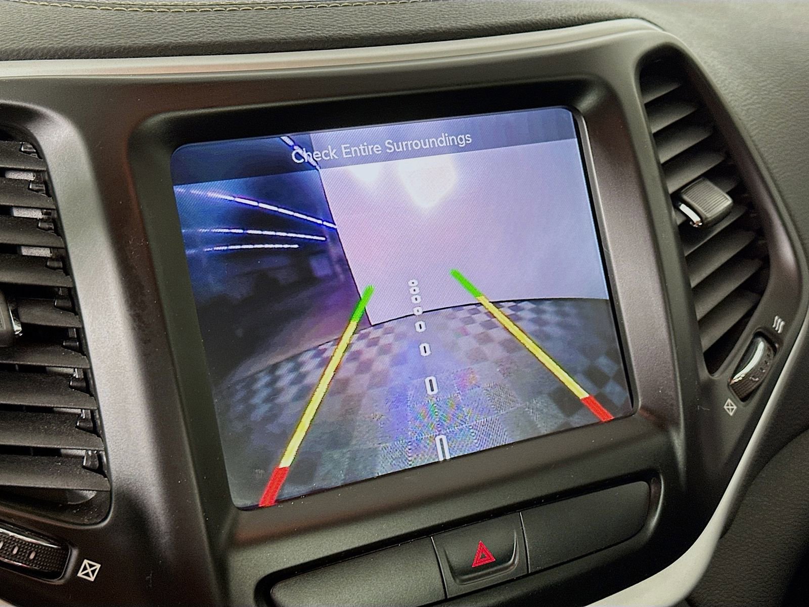 Used 2018 Jeep Cherokee Latitude Plus w/ Comfort/Convenience Group image 14