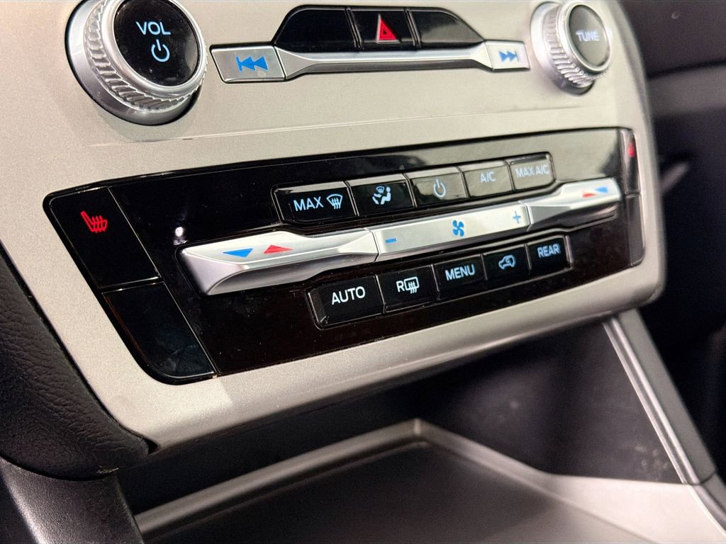 Used 2022 Ford Explorer XLT image 15