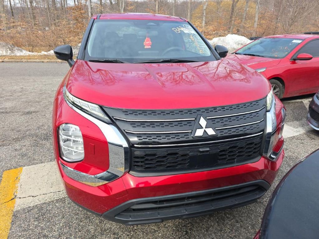 Used 2022 Mitsubishi Outlander ES image 2