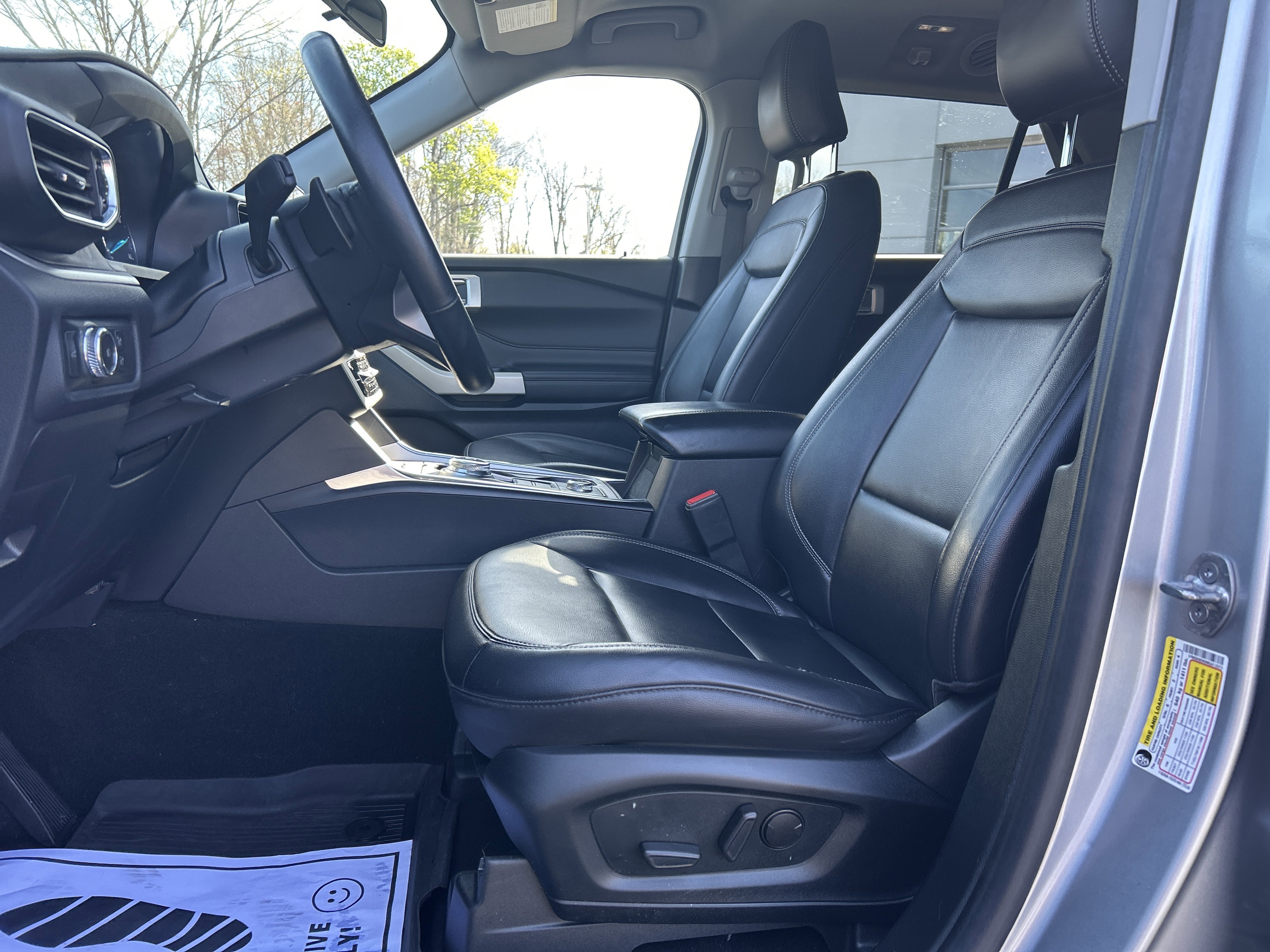 Used 2021 Ford Explorer XLT w/ Equipment Group 202A AWD/4WD image 17