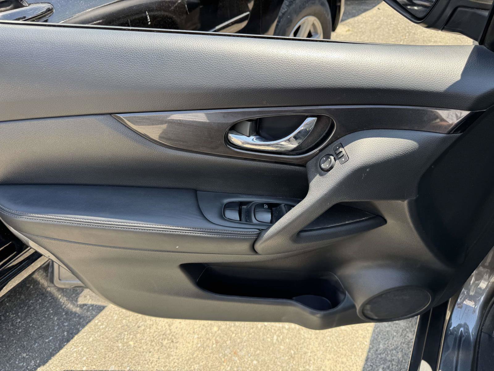 Used 2017 Nissan Rogue S AWD/4WD image 12