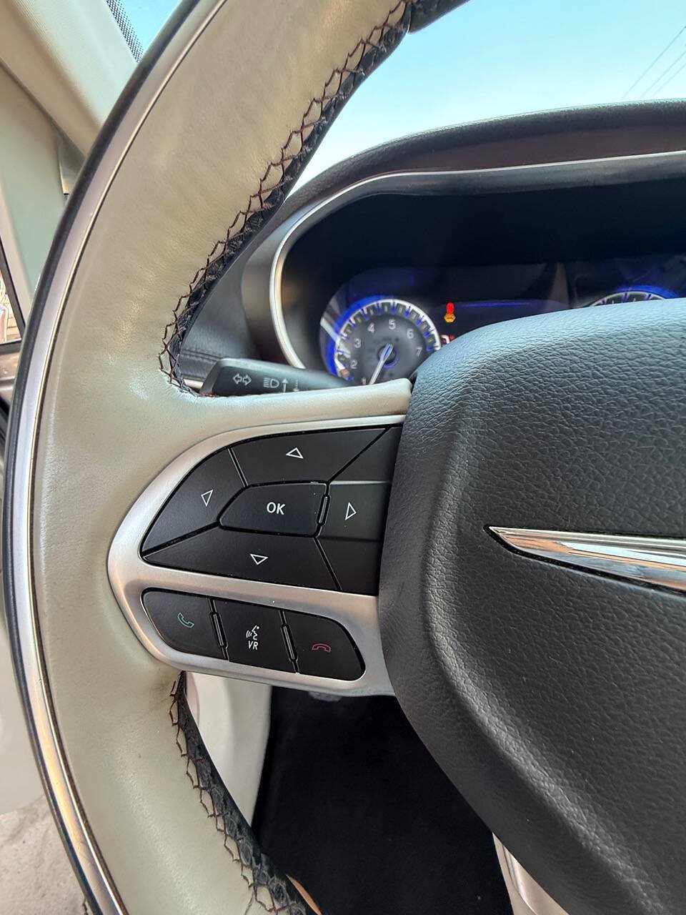 Used 2018 Chrysler Pacifica Limited w/ Tire & Wheel Group FWD image 23
