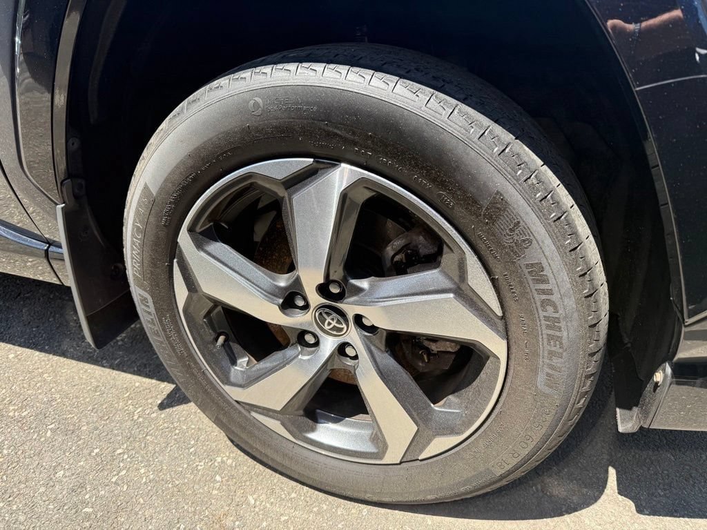Used 2021 Toyota RAV4 SE w/ Weather & Moonroof Package AWD/4WD image 7