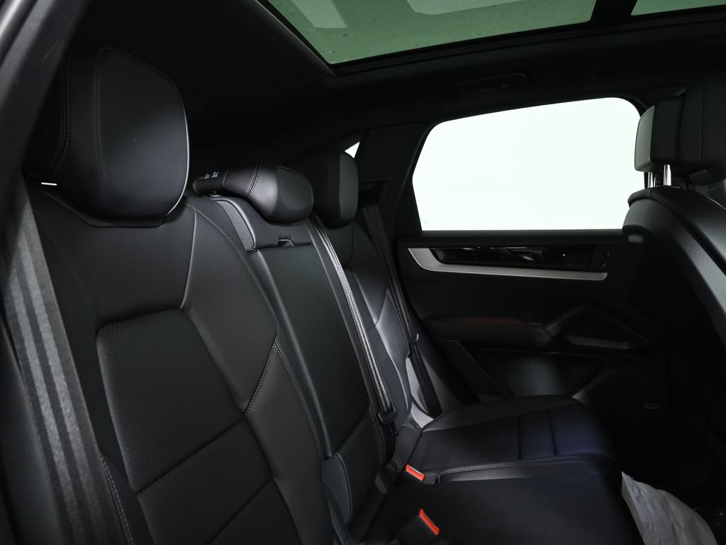 Used 2025 Porsche Cayenne image 40