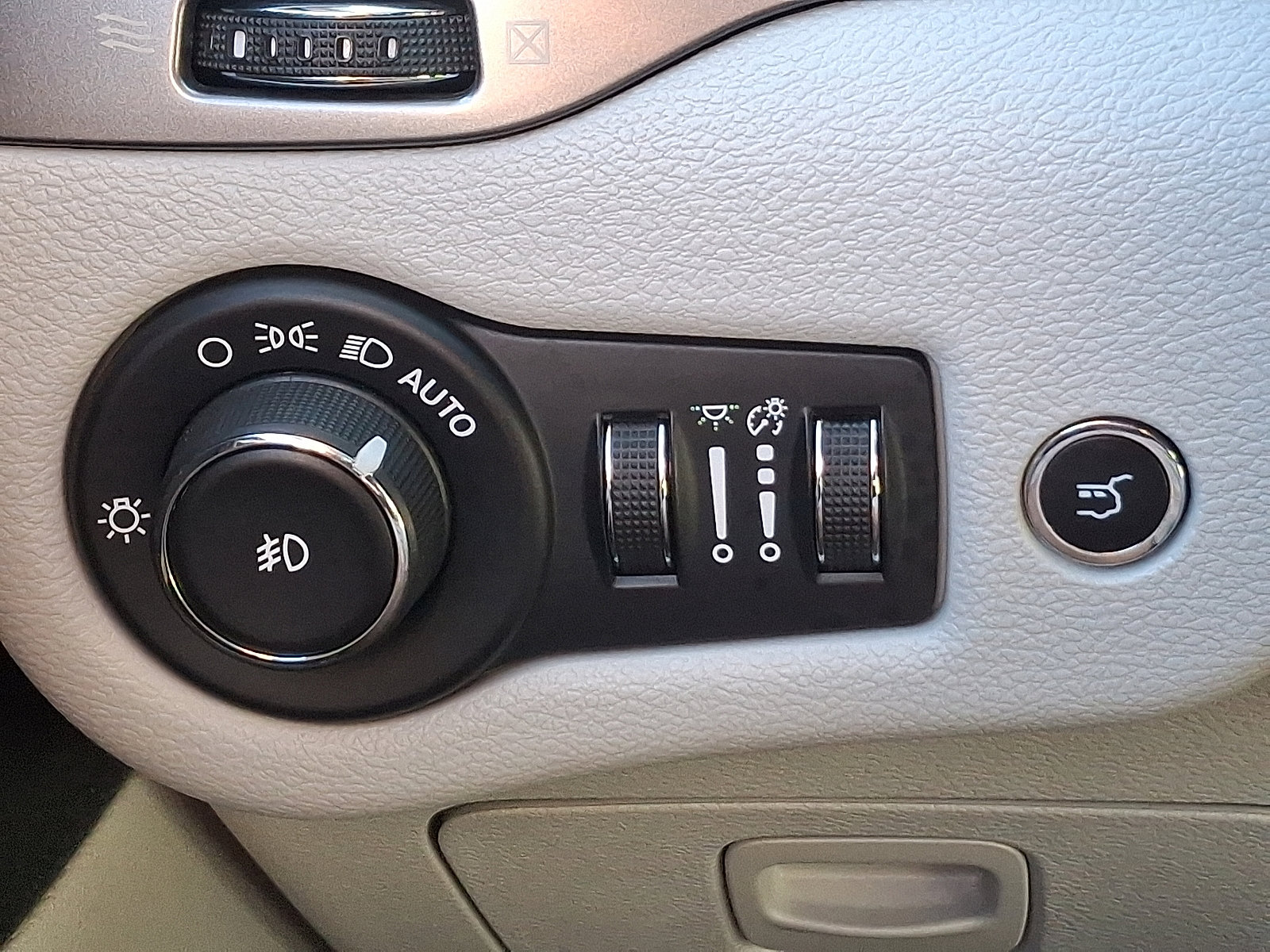 Used 2019 Jeep Cherokee Limited image 24