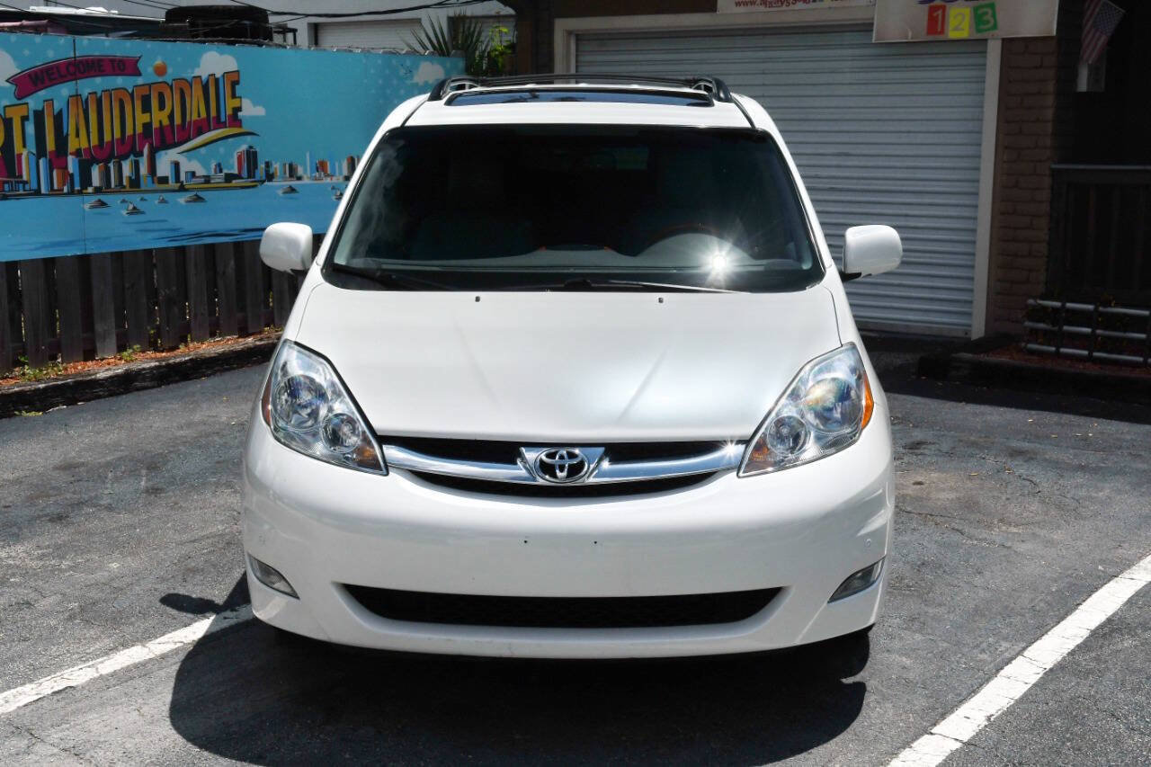 Used 2010 Toyota Sienna XLE Limited FWD image 3