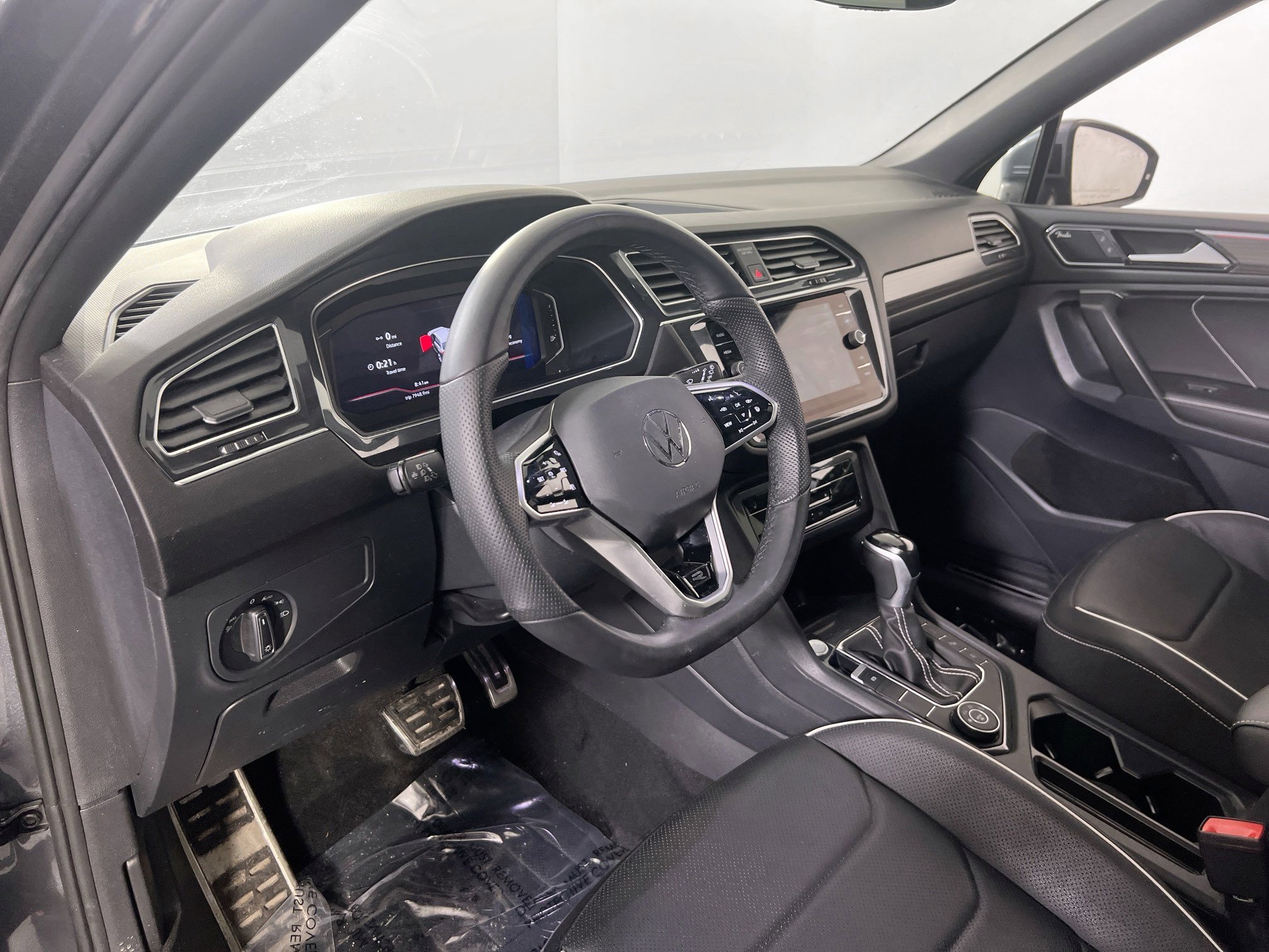 Used 2022 Volkswagen Tiguan SEL R-Line AWD/4WD image 9