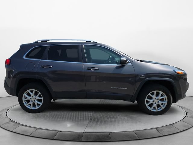 Used 2018 Jeep Cherokee Latitude Plus w/ Cold Weather Group AWD/4WD image 6