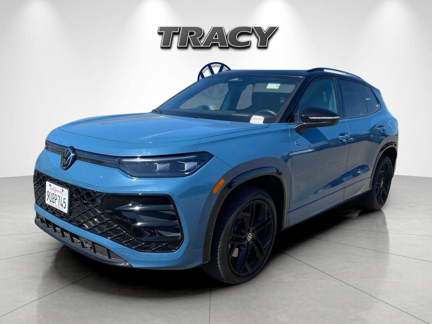 Used 2025 Volkswagen Tiguan SE R-Line AWD/4WD image 2