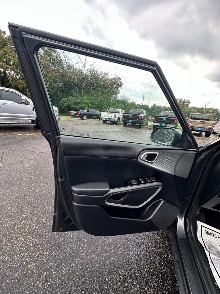 Used 2023 Kia Soul LX w/ LX Technology Package FWD image 12