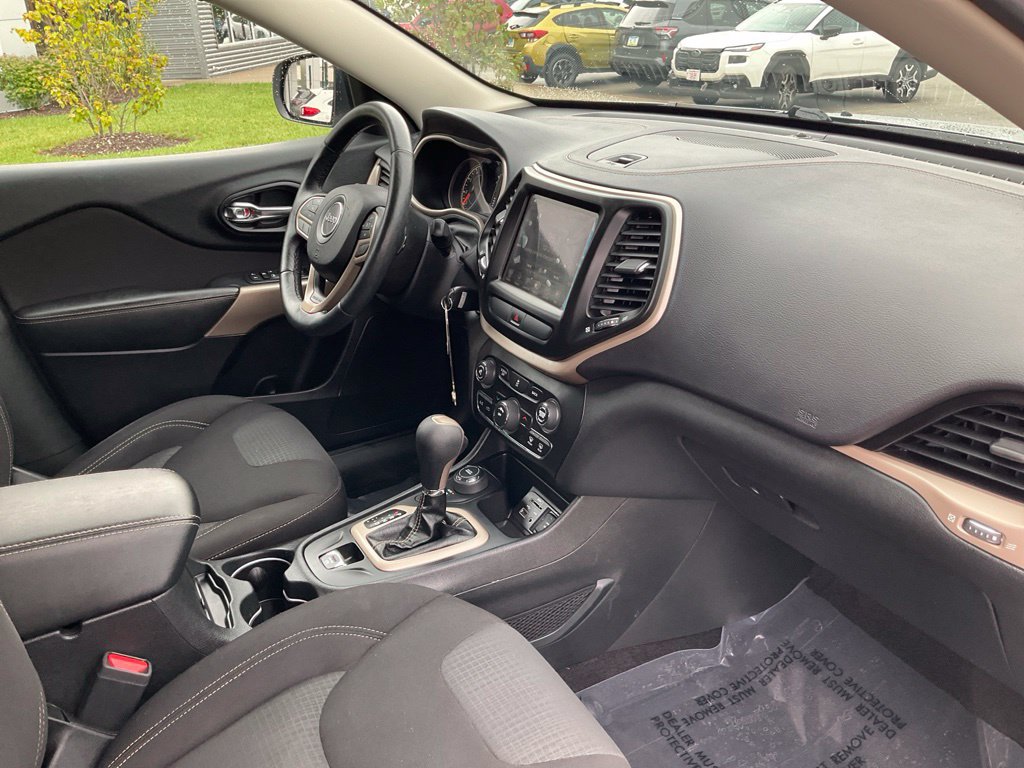 Used 2017 Jeep Cherokee Latitude w/ Cold Weather Group AWD/4WD image 16