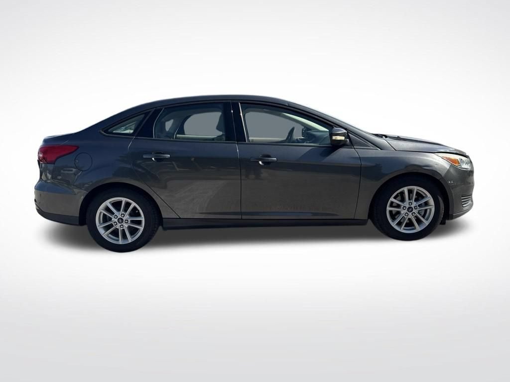 Used 2015 Ford Focus SE w/ Reverse Sensing Package FWD image 4
