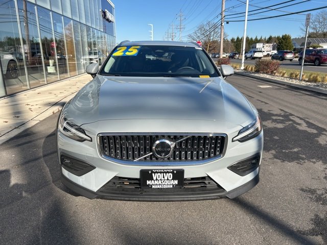Used 2025 Volvo V60 B5 Cross Country Plus image 7