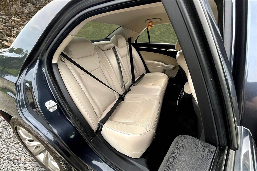 Used 2018 Chrysler 300 Limited image 25