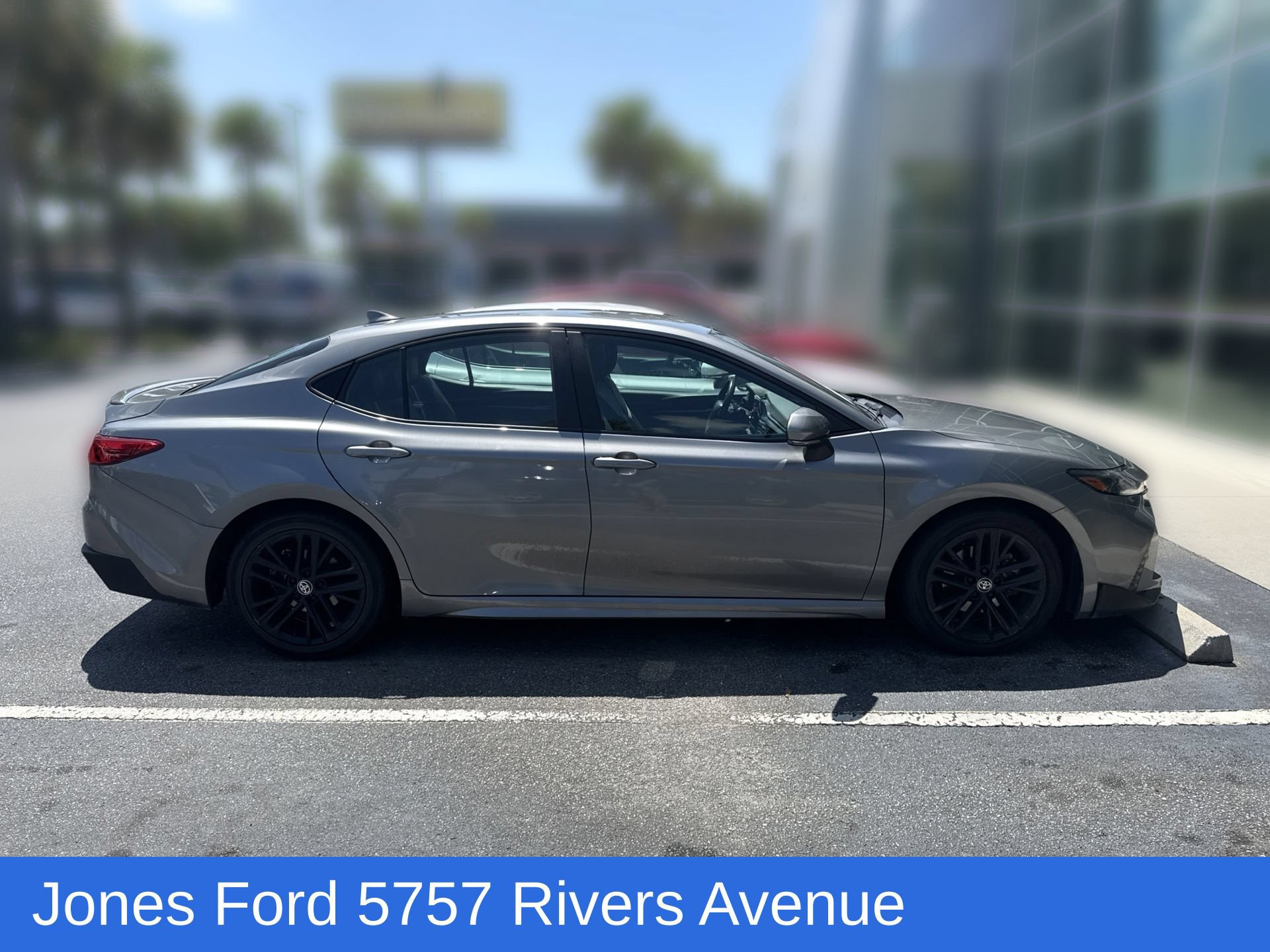 Used 2025 Toyota Camry SE FWD image 3