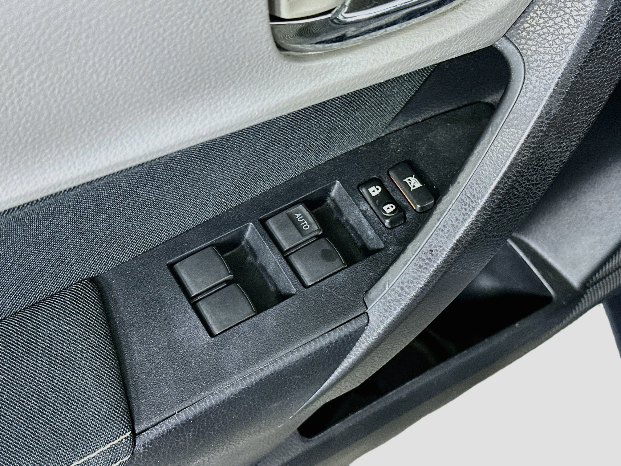 Used 2015 Toyota Corolla LE FWD image 15