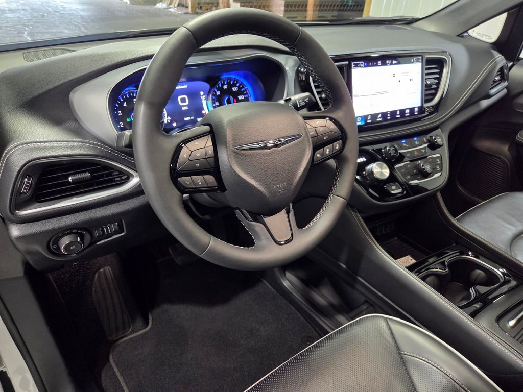 Certified 2025 Chrysler Pacifica Limited image 7