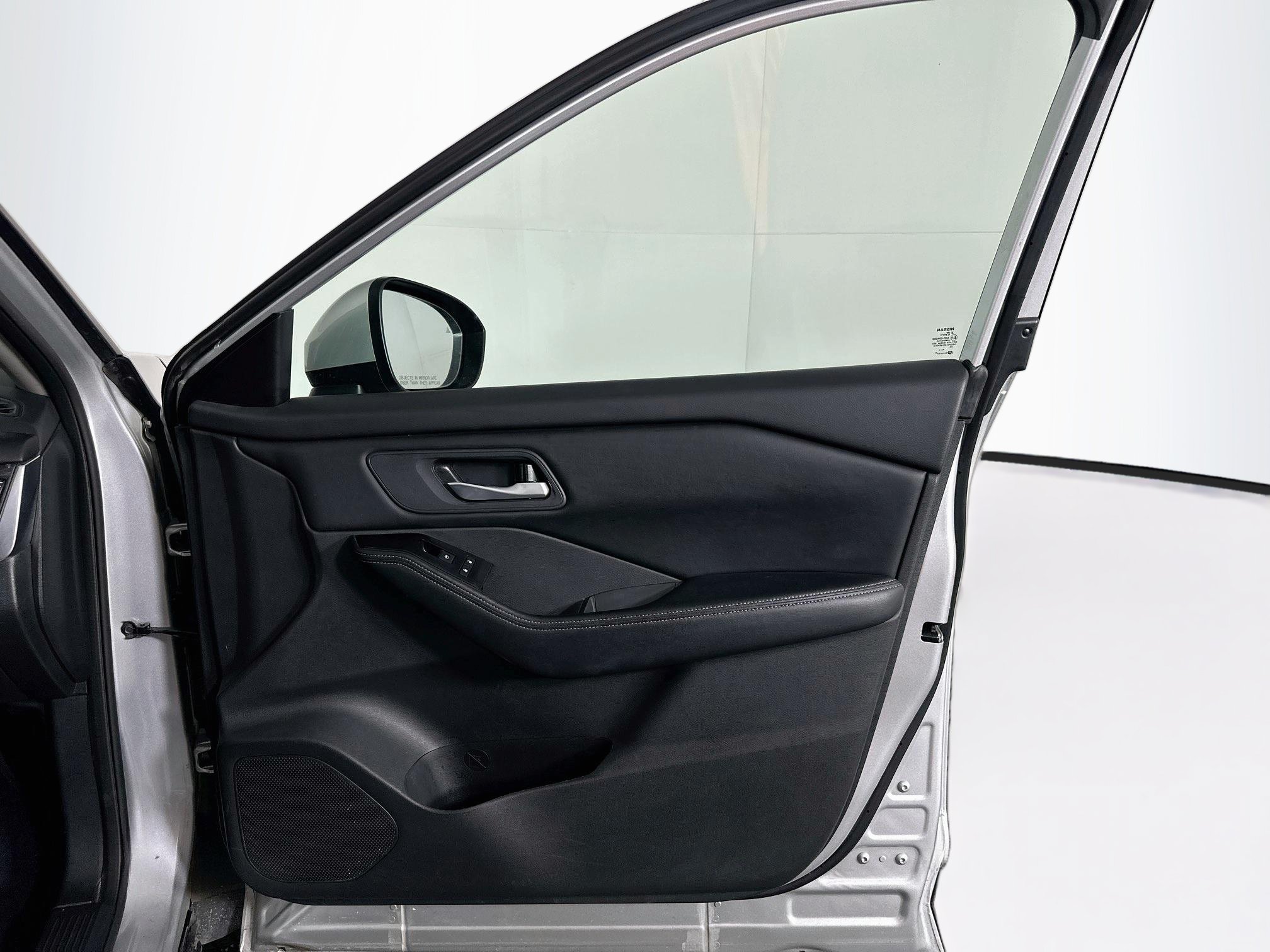 Used 2025 Nissan Rogue SV FWD image 33
