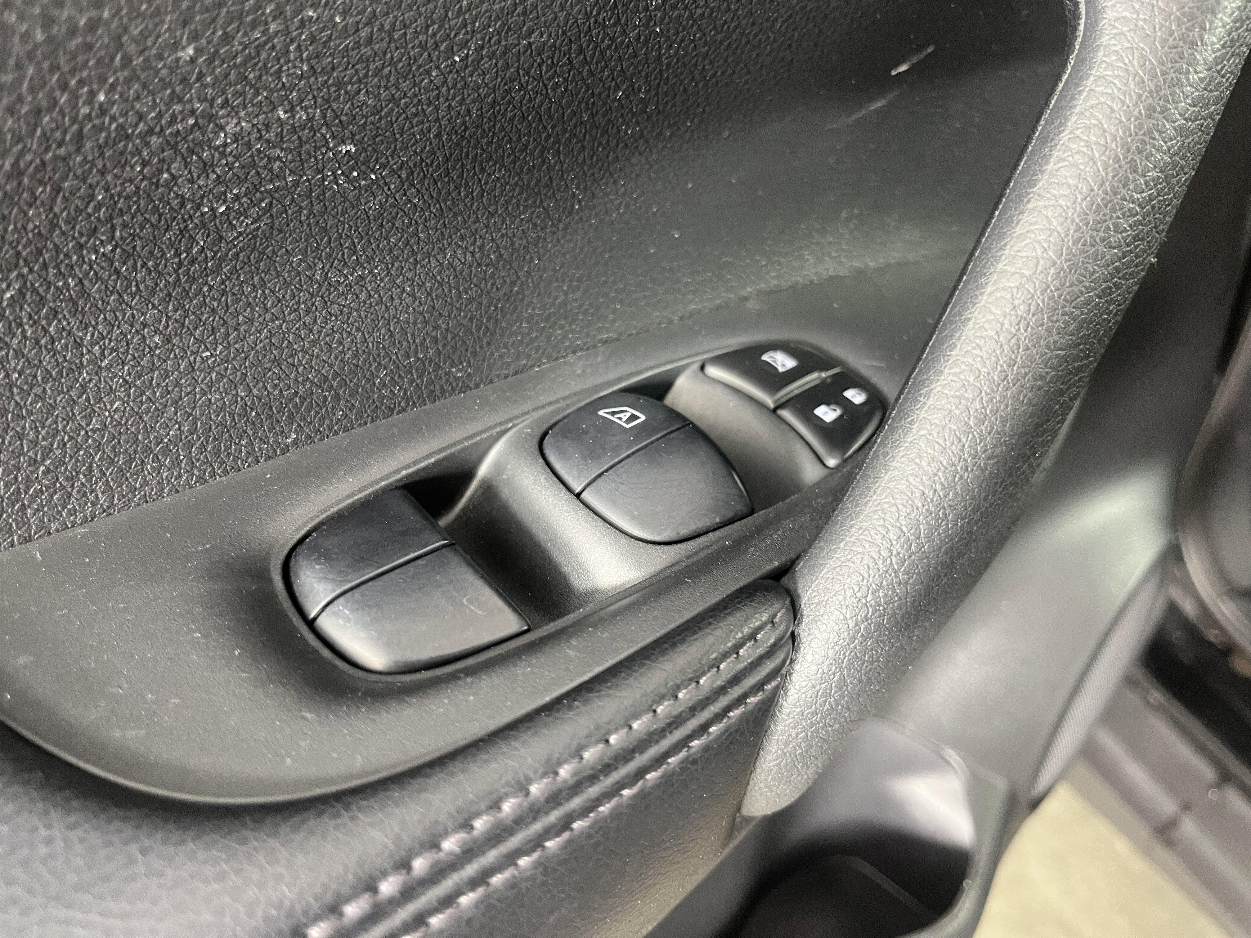 Used 2016 Nissan Rogue SL image 18