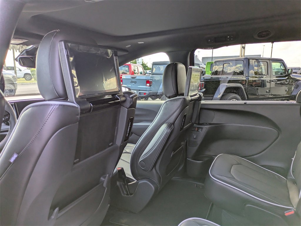 New 2026 Chrysler Pacifica Limited w/ Uconnect Theater Family Group image 18