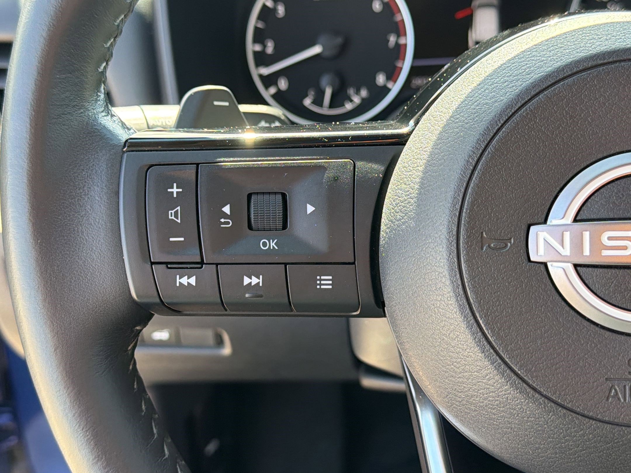 Used 2023 Nissan Rogue SL w/ SL Premium Package image 18