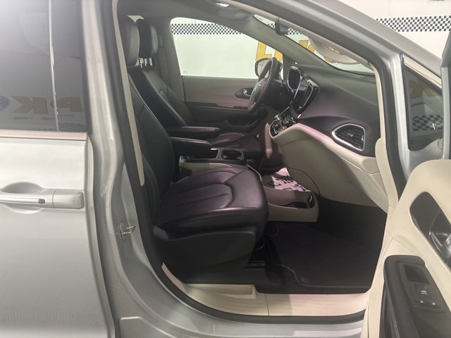 Certified 2024 Chrysler Pacifica Touring-L image 21