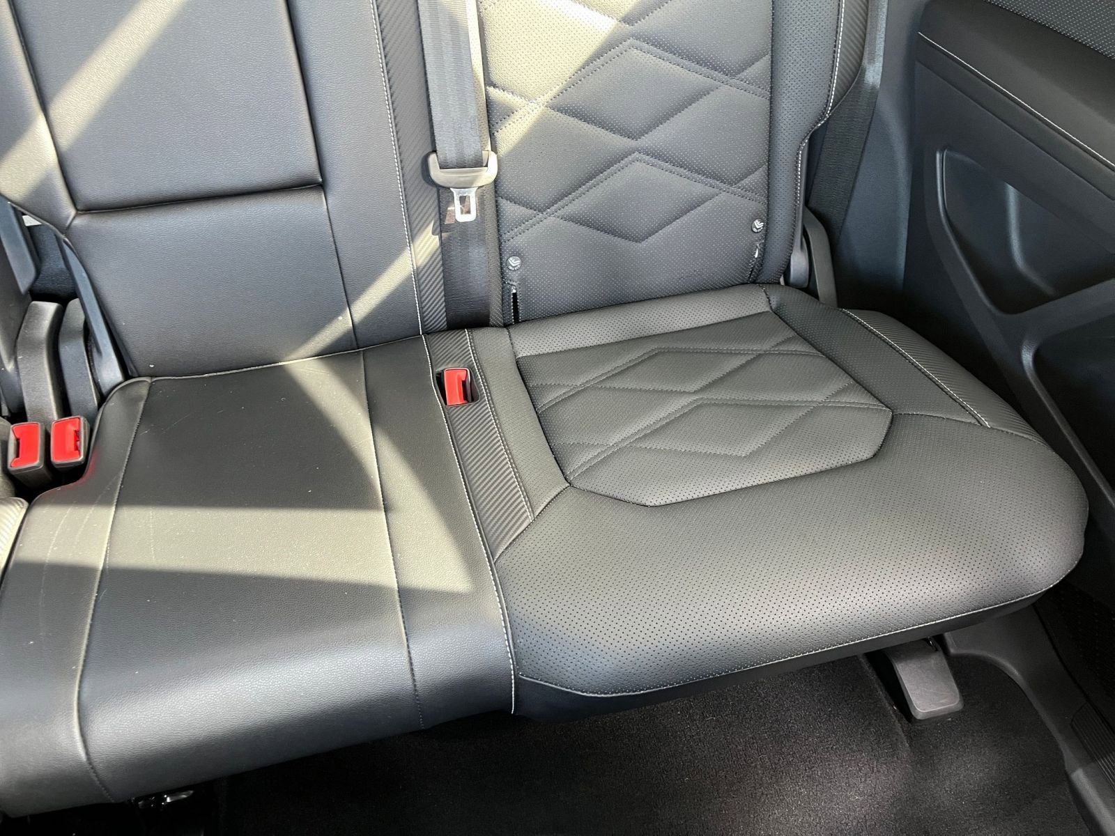 Used 2025 Volkswagen Atlas Cross Sport SE image 37