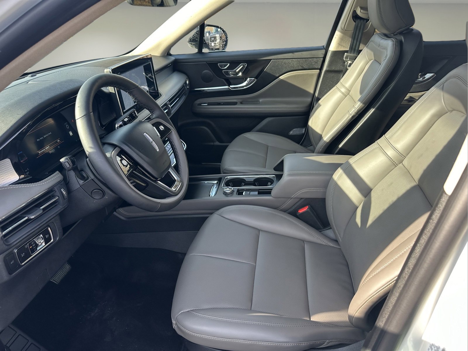 Used 2025 Lincoln Corsair Premiere w/ Equipment Group 101A image 7