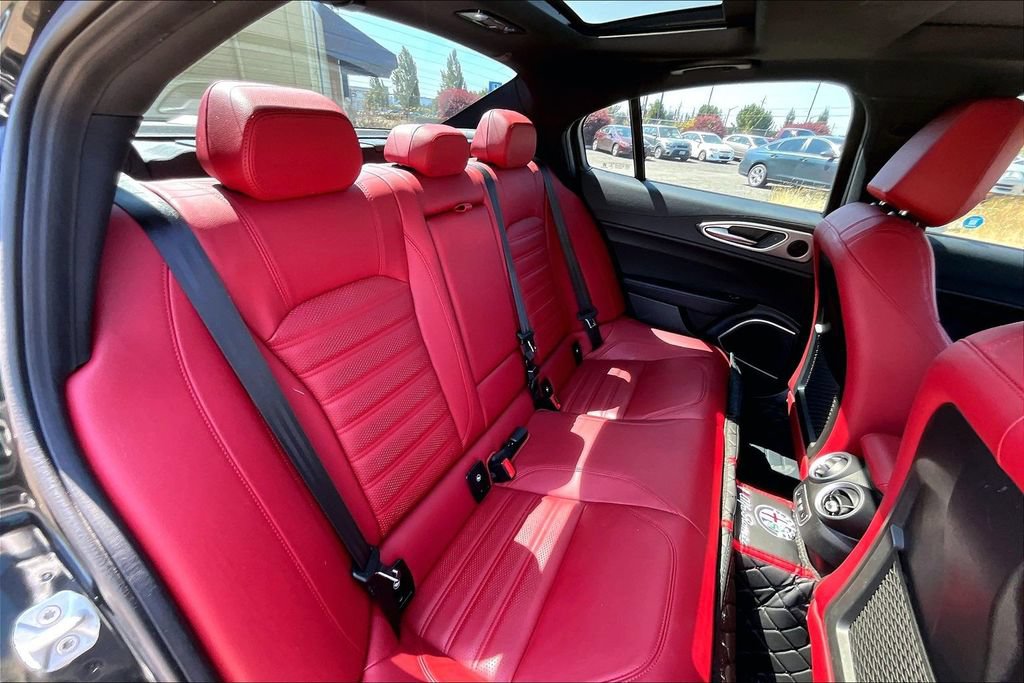 Used 2022 Alfa Romeo Giulia Veloce RWD image 19