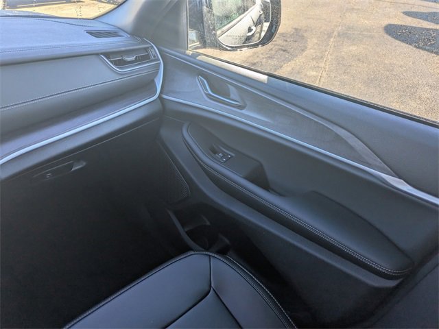 New 2025 Jeep Grand Cherokee Limited w/ Black Appearance Package image 15