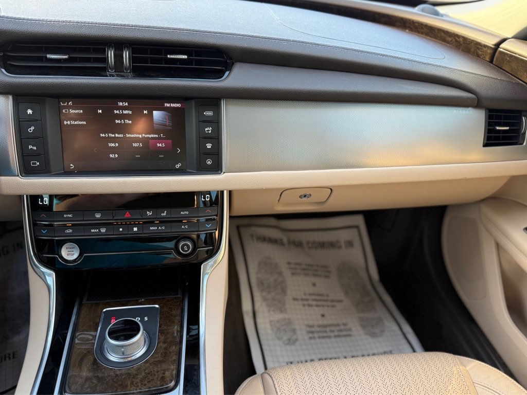 Used 2016 Jaguar XF Prestige RWD image 11